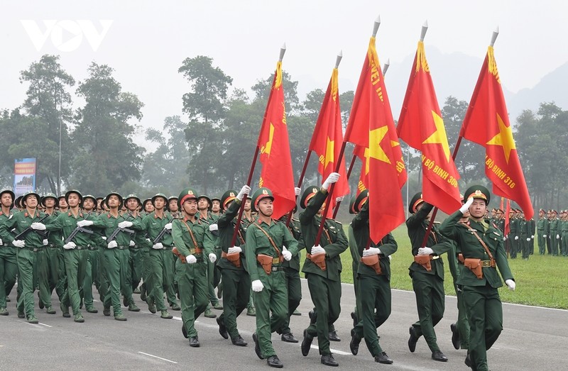 越南军队进行庆祝奠边府大捷70周年阅兵仪式排练。