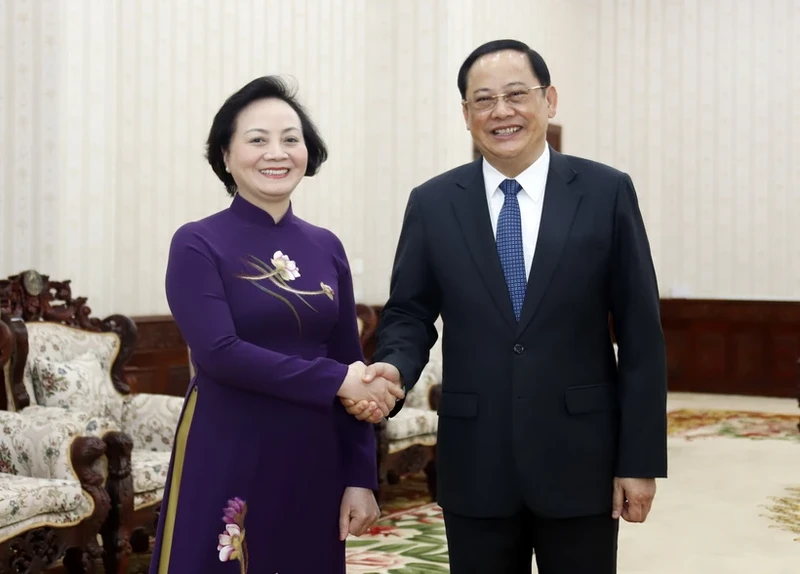 老挝总理宋赛·西潘敦会见越南内务部部长范氏清茶。