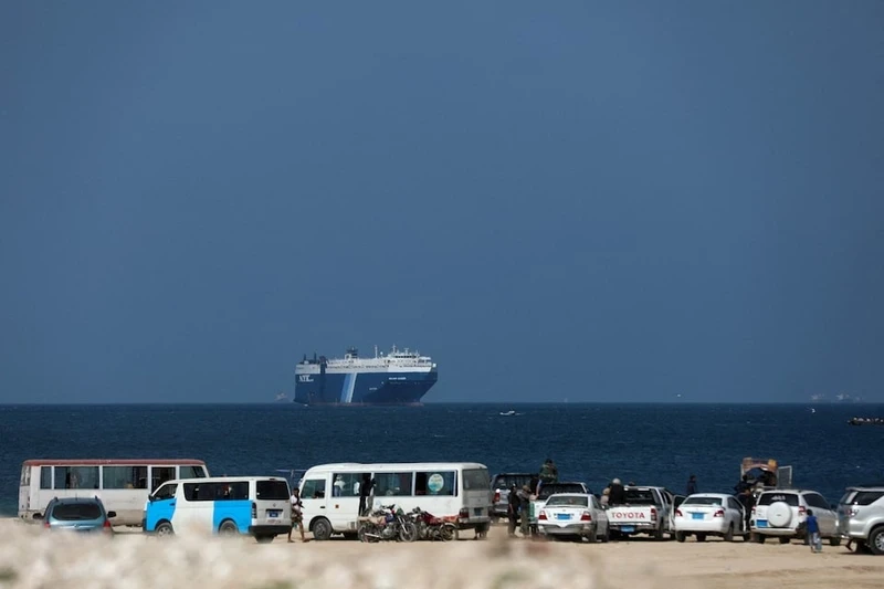 2023年12月5日，人们在也门萨利夫海岸附近看到被也门胡塞武装俘获的“银河领袖号”商船。（图片来源：路透社）