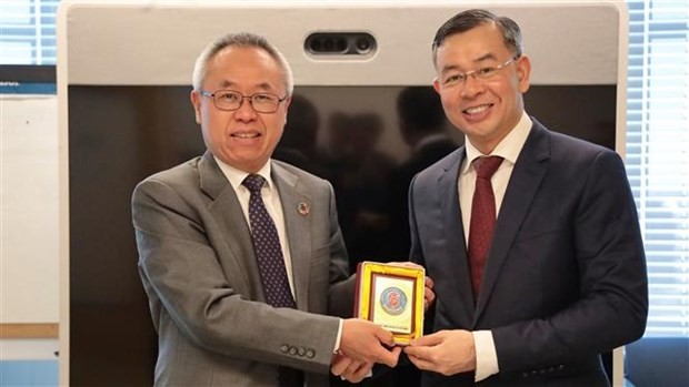 越南国家审计长吴文俊（右）与联合国主管经济和社会事务的副秘书长李军华。（图片来源：越通社）