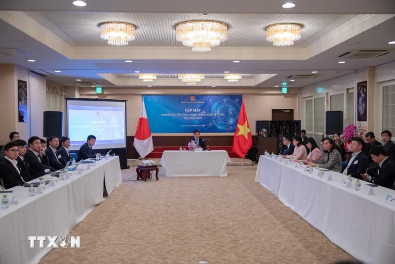 越南驻日本大使范光校主持会议。（图片来源：越通社）