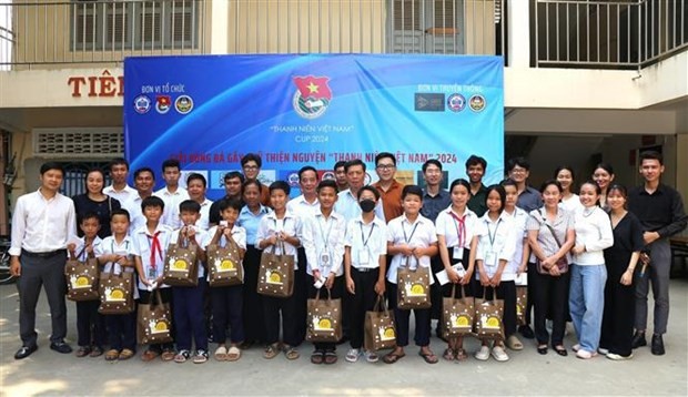 新进高棉-越南友谊小学的12名越裔柬埔寨勤奋贫困生获得奖学金。（图片来源：越通社）