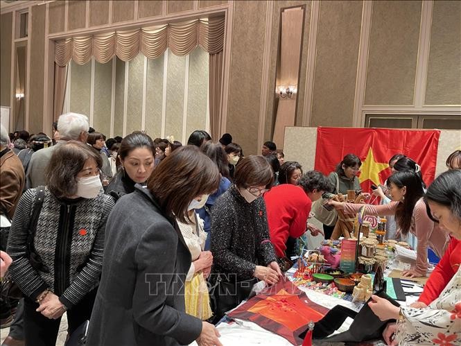 越南驻日大使馆妇女协会参加爱心义卖活动。（图片来源：越通社）