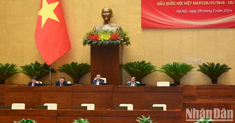越南国会主席王廷惠、各位国会副主席出席会议。
