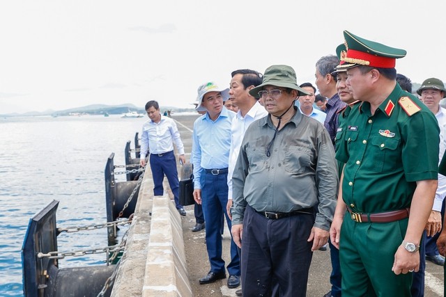 范明正总理来到富国国际客运港投资项目视察。（图片来源：baochinhphu.vn）