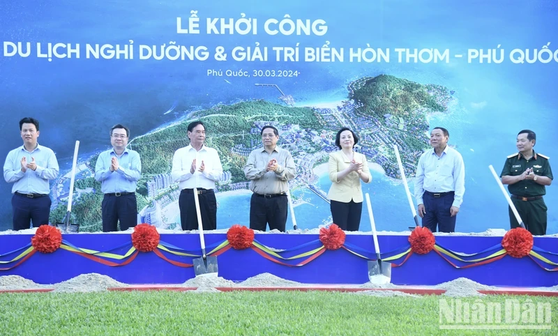 越南政府总理范明正出席菠萝岛旅游、度假和娱乐综合体动工兴建仪式。