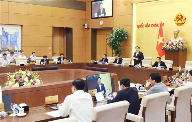 越南国会主席王廷惠主持召开国会常务委员会法律专题会议。（图片来源：越通社）