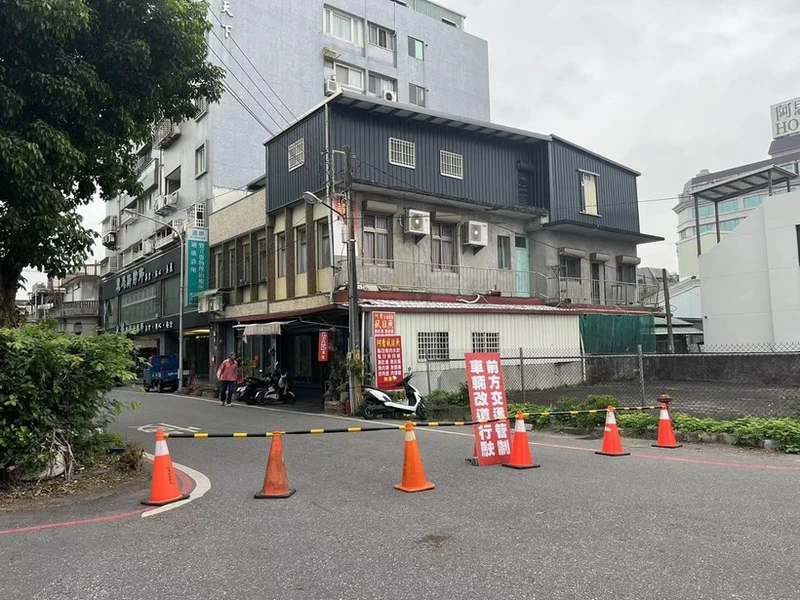 地震发生后多条道路被封闭。