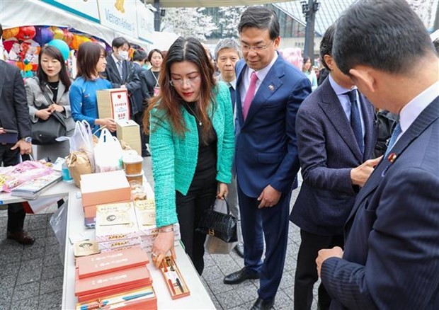 越南驻日本大使范光校参观石川县手工艺品摊位。
