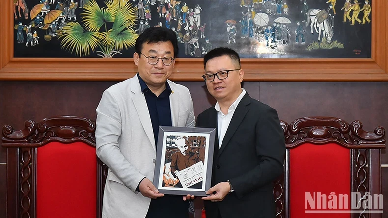 《人民报》社总编辑李国明会见韩国记者协会会长朴钟贤。