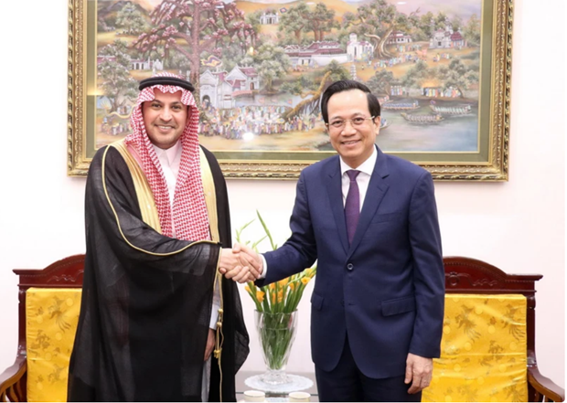 越南劳动荣军与社会部部长陶玉容会见沙特阿拉伯驻越大使穆罕默德•伊斯梅尔•达尔维。