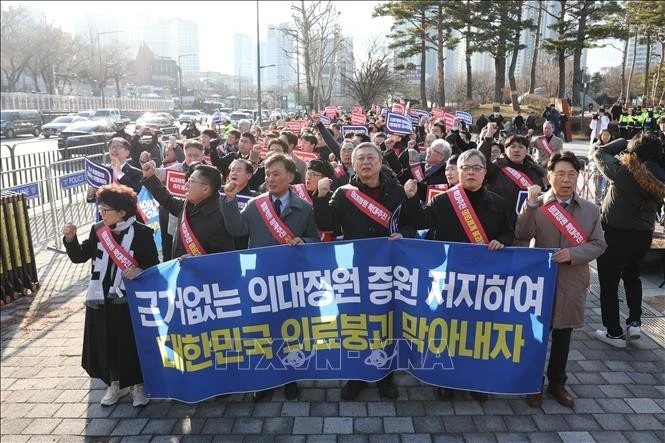 2024年2月25日，医生们在韩国龙山参加罢工反对增加招募医生的计划。 （图片来源：韩联社/越通社）