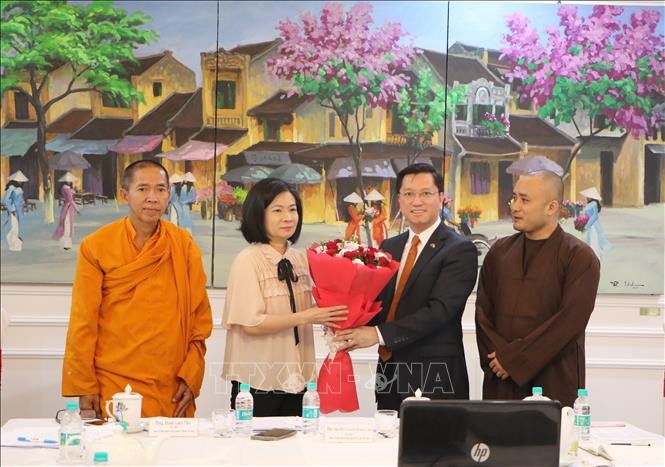 越南驻印度大使阮青海向旅居印度越南人协会主席阮黄庆玲送上鲜花。（图片来源：越通社）