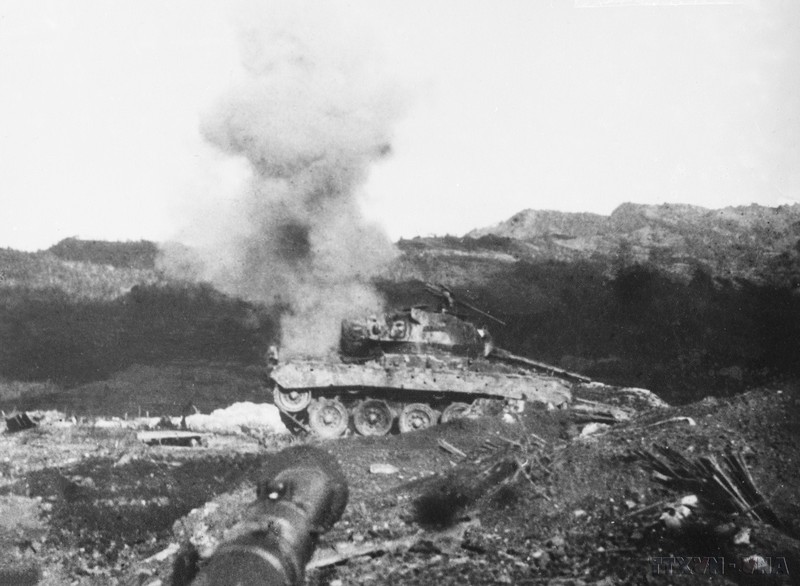 敌方为保护机场，派出18吨坦克反攻，但被我方炮兵击中起火。 （图片来源：越通社）