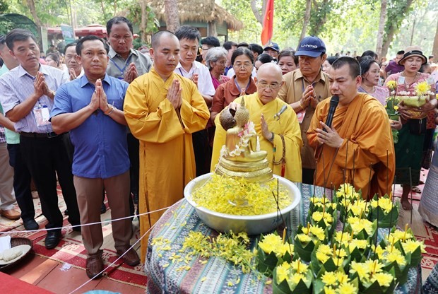 老挝传统新年上的浴佛仪式。