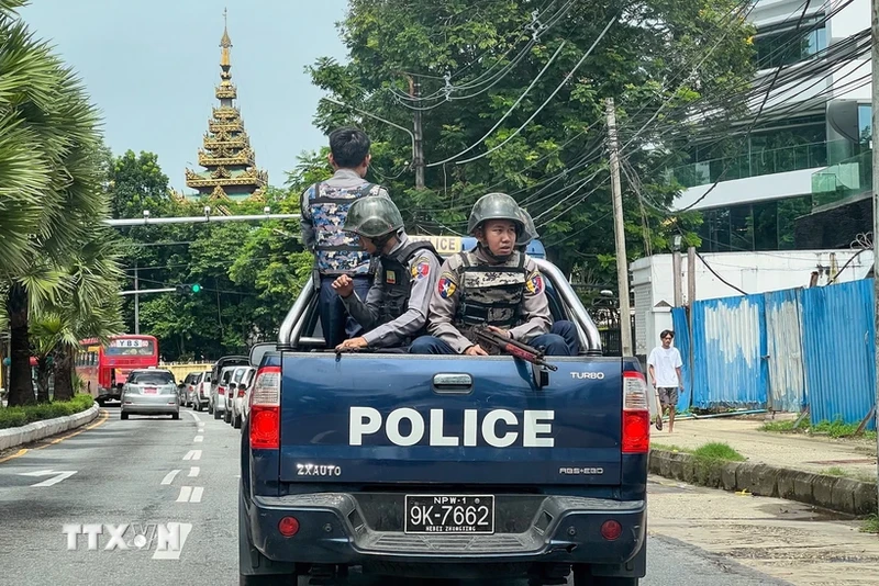 警察在缅甸仰光街头巡逻。 （图片来源：越通社）