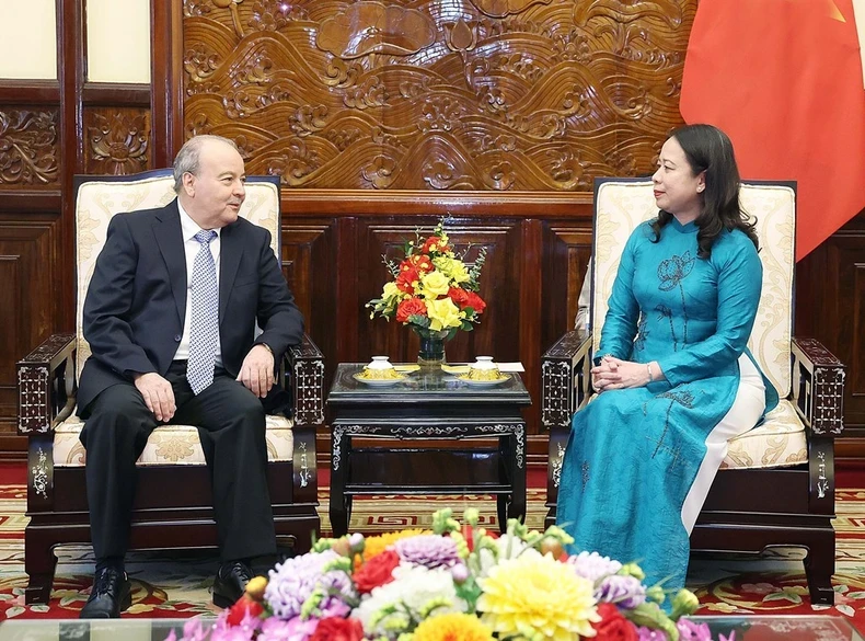 越南国家代主席武氏映春会见前来辞行的阿尔及利亚驻越大使布巴津·阿卜杜勒哈米德。