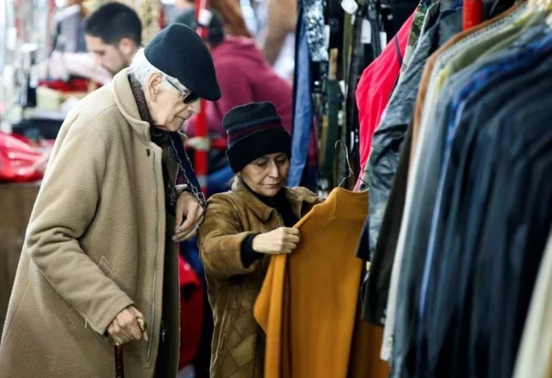 阿根廷首都布宜诺斯艾利斯人民在一家二手衣服商店购物。 （图片来源：路透社）