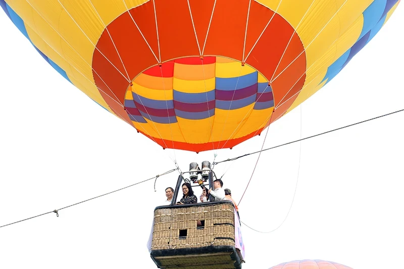 在第三届宣光国际热气球节体验飞行活动。
