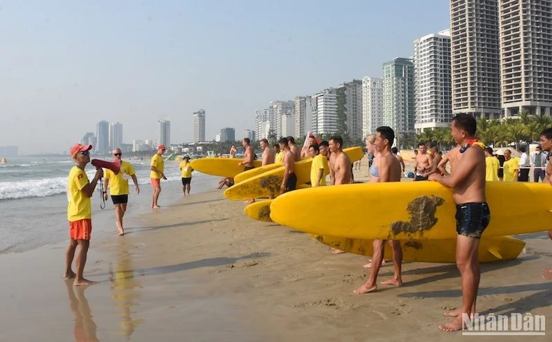 2024年岘港国际海滩救护比赛吸引国内外12支救援队参加。
