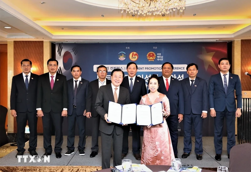 隆安省代表团与韩国一些组织和企业签署了多项重要合作文件。（图片来源：越通社）