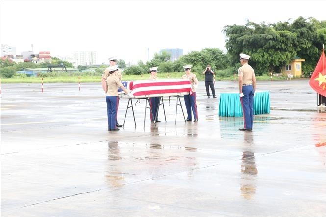 越南向美国移交美国失踪军人遗骨。（图片来源：越通社）