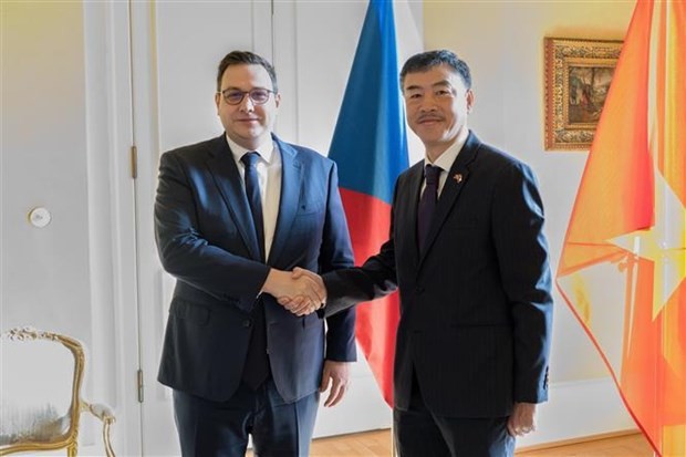 越南驻捷克大使杨怀南礼节性拜访捷克外交部长扬·利帕夫斯基。