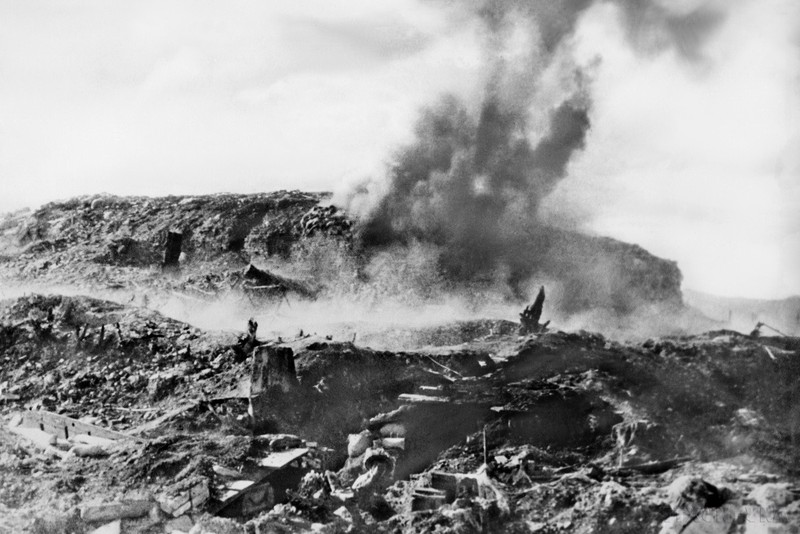 1954年5月6日，我军向奠边府发起总攻击。 图片中：1吨炸药的爆炸摧毁了奠边府重要据点--A1丘上敌人的堡垒和隧道，我军在这里消灭了一个欧非营。 （图片来源：越通社）