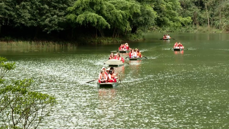 游客坐船参观游览长安生态旅游区。