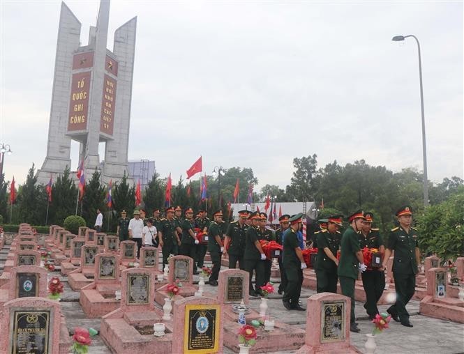 在老挝牺牲的87位越南志愿军和专家烈士追掉会在义安省举行。