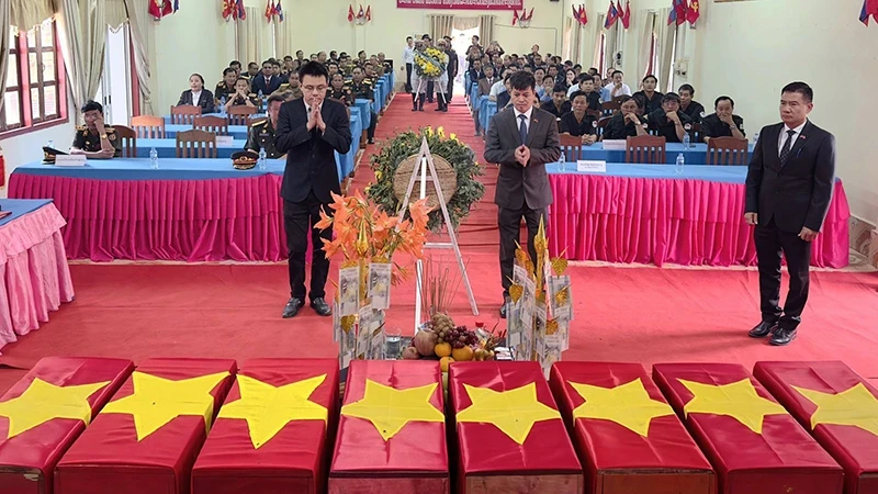 在老挝南部牺牲的8名越南志愿军和专家烈士遗骸的交接仪。