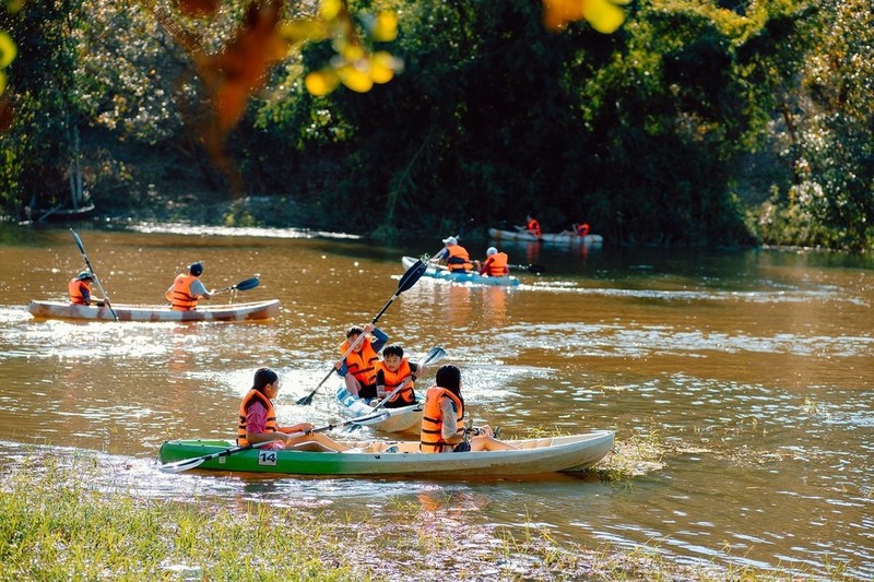 孩子们在塔莱（Tà Lài）湖体验皮划艇。