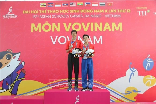 越南两名男运动员获得越武道组手和五门拳银牌。（图片来源：越通社）