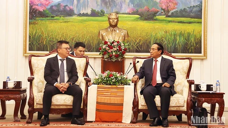 老挝人民革命党中央书记处常务书记、老挝国家副主席本通• 吉马尼会见越南《人民报》社总编辑黎国明。