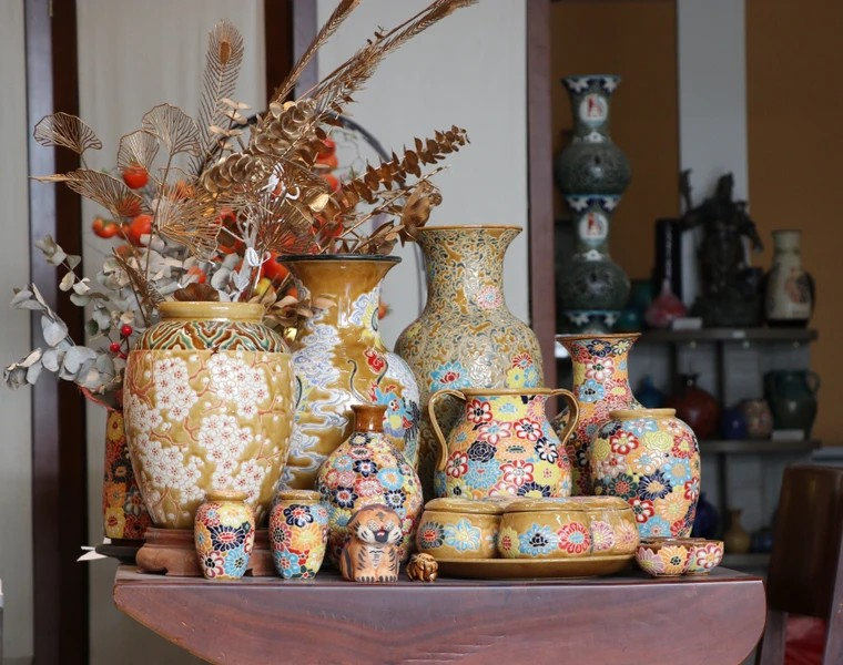 因采用青铜釉和蜂窝石釉等釉浆使得边和陶瓷产品拥有独特风格的色彩。（图片来源：越通社）