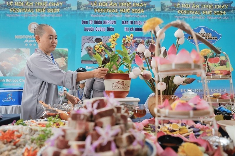 素食节活动在香江北岸边迎涼亭举行。（图片来源：越通社）