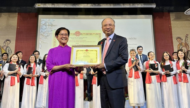 越南驻法国大使丁全胜向家乡合唱团颁发大使的奖状。