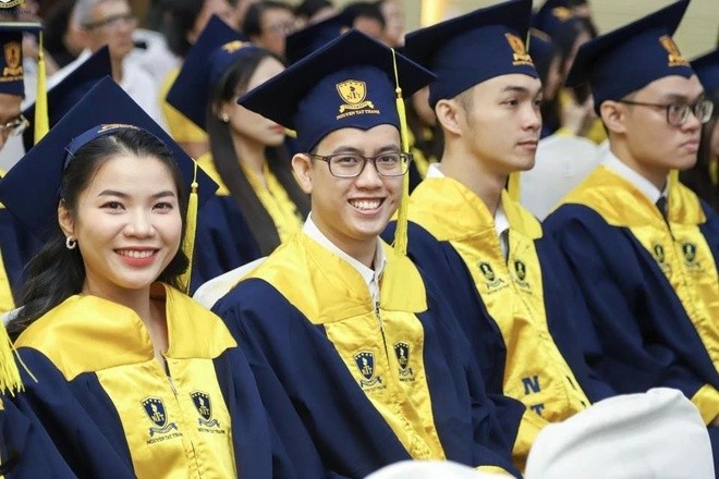 阮必成大学毕业生。