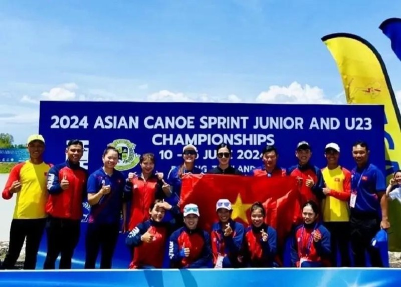 亚洲皮划艇青少年和U23锦标赛的越南皮划艇队。