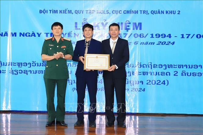 越南国防部和乌多姆塞省政府向第二军区烈士遗骸收寻归宿队赠送奖状。（图片来源：越通社）