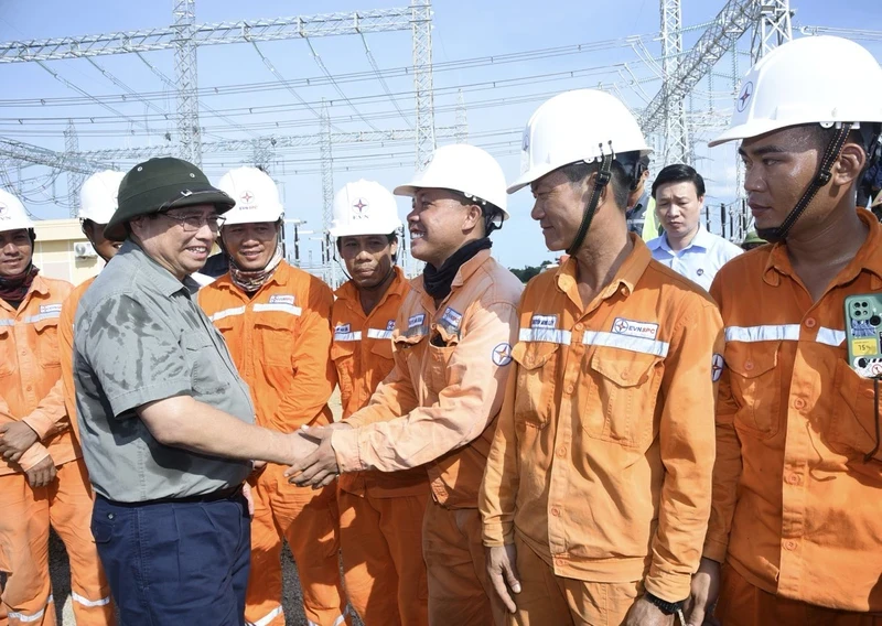 越南政府总理范明正走访慰问500千伏三回输电线路施工人员。（陈海 摄）
