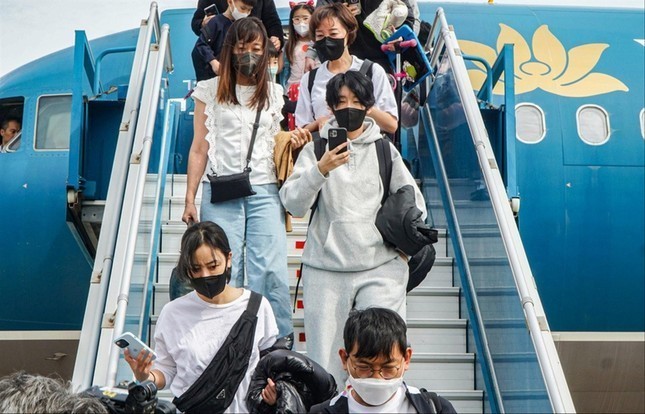 中国游客抵达庆和省。