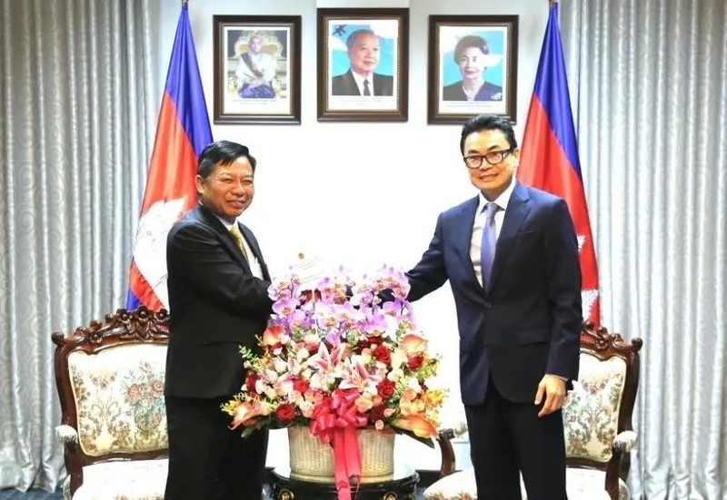 越南驻柬埔寨大使阮辉曾会见柬埔寨外交与国际合作部国务秘书Ung Rachana。