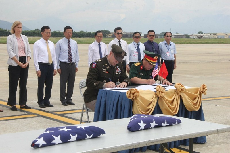 在越南战争时期失踪的美国军人遗骸（MIA）第165次交接仪式于6月26日在岘港国际机场举行。
