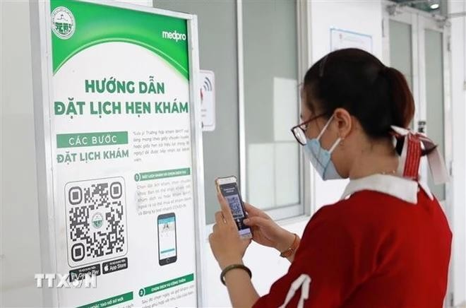 在胡志明市皮肤科医院人们扫描二维码进行预约挂号。