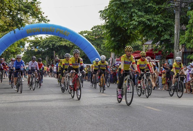 广治省政府和青年报联合举办的“和平目的地”自行车赛30日在广治古城开幕。