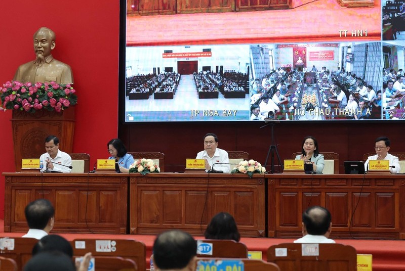 越南国会主席陈青敏在后江省开展接待选民活动。