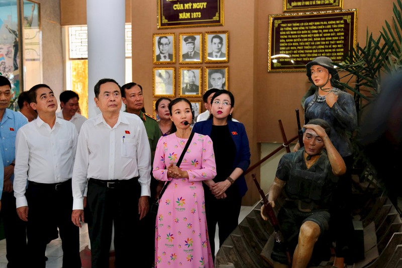 越南国会主席陈青敏探访“章善胜利”国家级特殊历史遗迹。（图片来源：大团结报）