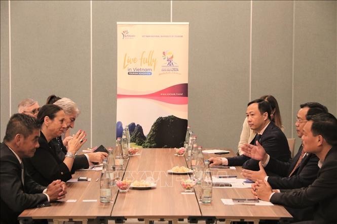 越南国家旅游局局长阮重庆与意大利国家旅游局局长亚里桑德拉·普里安特和伦巴第大区负责国际关系副部长卡塔尼奥举行工作会议。