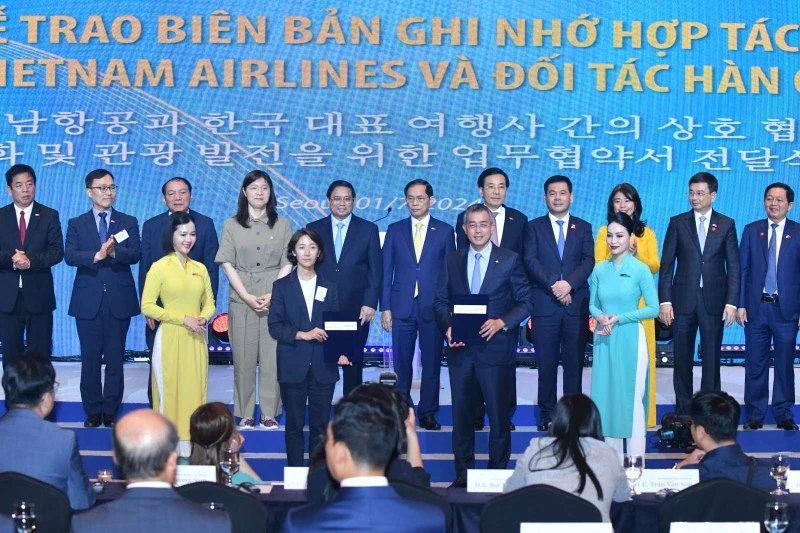 在越南政府总理范明正及工作代表团对韩国进行正式访问期间与各合作伙伴签署合作备忘录。